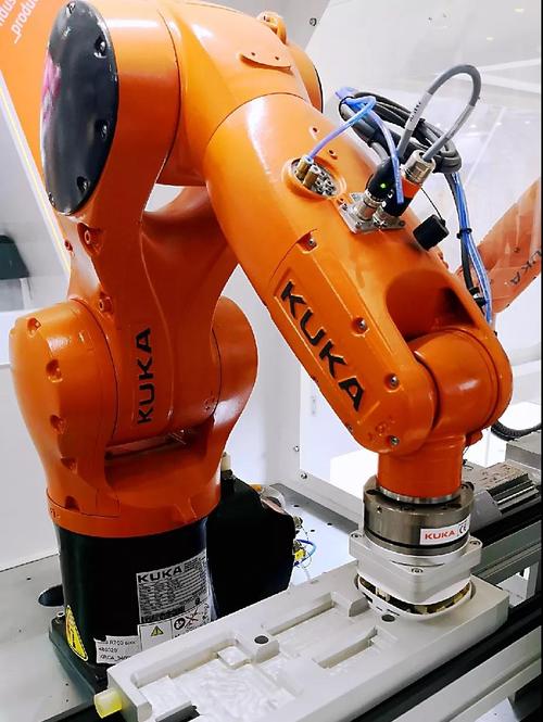 机器人上电子产品组装线,让组装全自动化,智能化